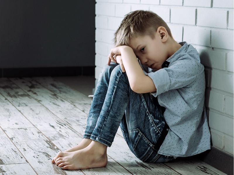 چه چیزی به اضطراب دوران کودکی کمک می‌کند؟
