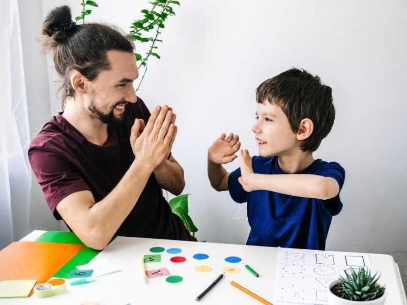 چگونه والدین می‌توانند عزت نفس فرزند مبتلا به ADHD خود را افزایش دهند؟