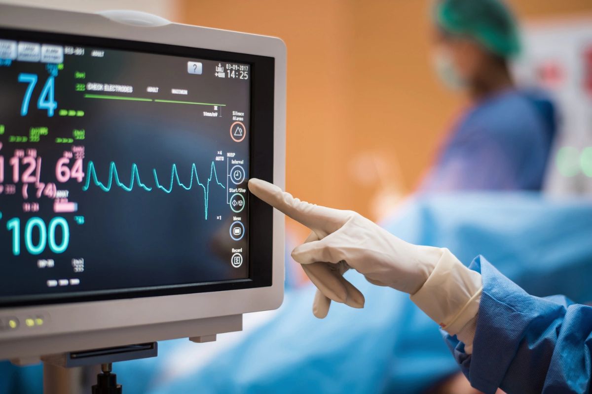 نوار قلب یا الکتروکاردیوگرام (ECG/EKG) چیست؟ نوار قلب چه چیزی را نشان می‌دهد؟