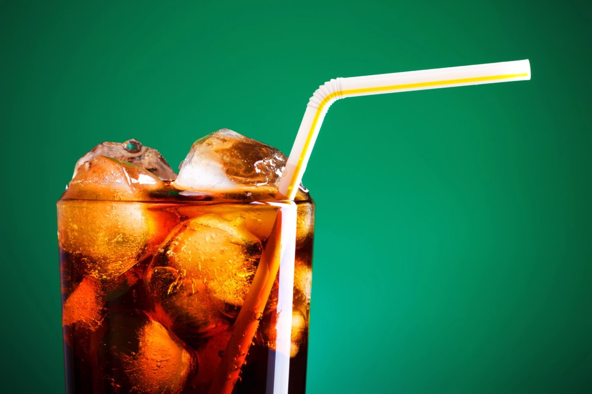 قند یک لیوان نوشابه