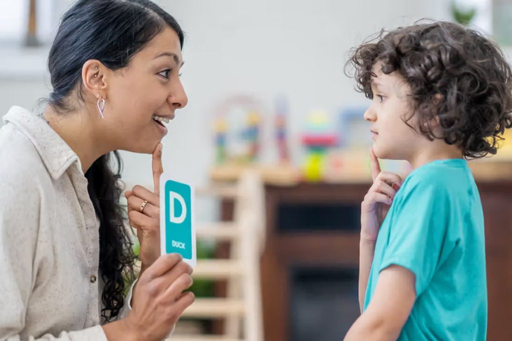 بررسی انواع تأخیر گفتاری در کودکان اوتیسم