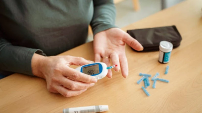 تست قند خون با دستگاه گلوکومتر