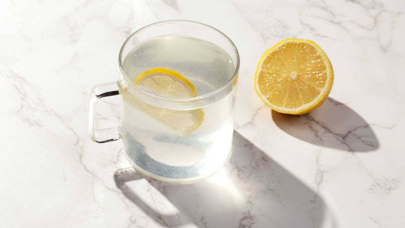 آب گرم با لیمو؛ از خوراکیهای مفید برای درمان یبوست در بارداری آب گرم با لیمو؛ از خوراکیهای مفید برای درمان یبوست در بارداری