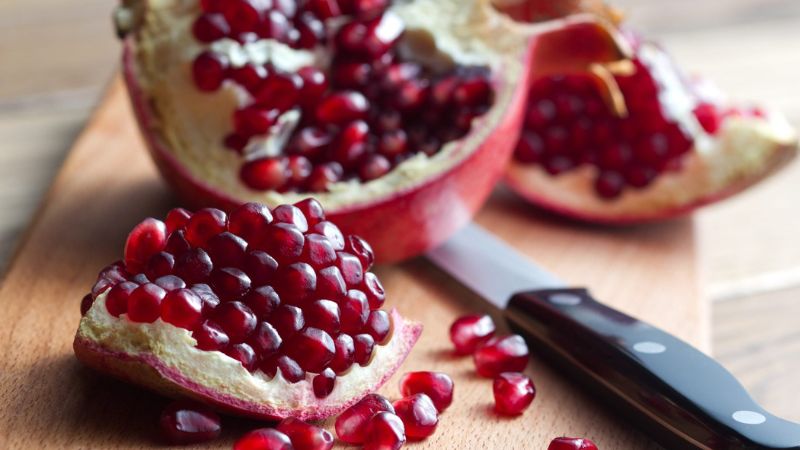 عوارض و موارد احتیاط در مصرف انار برای کبد چرب